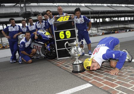 motogp 2009 indianapolis preview, Valentino Rossi kissed the bricks at Indy after winning last year s race
