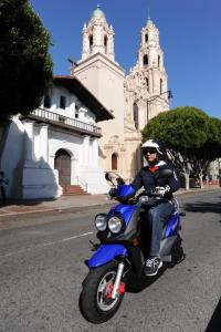 2012 yamaha zuma 50f review video motorcycle com, The new Zuma 50F is a great tool for checking out San Francisco landmarks