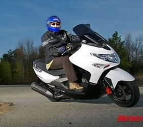 2010年kymco摩托车阵容介绍摩托车com, kymco旗舰Xciting 500 Ri可选的ABS和其498年5 cc轧机kymco阵容中是最大的
