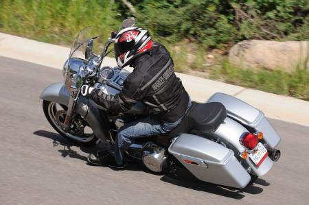 2012 harley davidson dyna switchback review motorcycle com, Based on the flexibility of offering two bikes in one Harley has hit one out of the park again with its latest cruiser cum tourer the Switchback Its saddlebag latches are our only concern