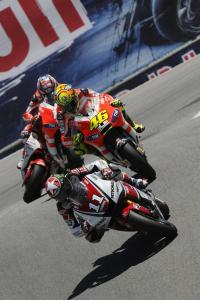 2011 motogp laguna seca results, Ben Spies leads Ducati s Valentino Rossi and Nicky Hayden through The Corkscrew