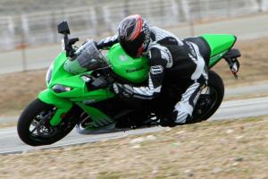 2010 kawasaki zx 10r review motorcycle com, Pete scything through the Streets of Willow on the updated Kawasaki ZX 10R