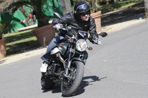 2009 moto guzzi griso 8v se review motorcycle com, Despite the Griso s fairly long wheelbase it was easy to dodge traffic on the streets of Rome