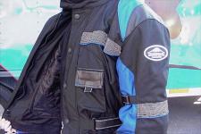 kushitani ks 2000, The jacket cinches at three strategic places at the bottom the waist and the wrists There are also two additional fasteners on the sleeves themselves