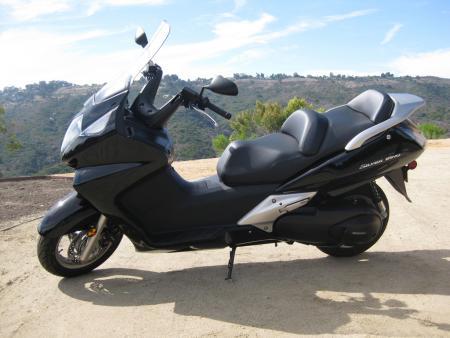 2011 honda silver wing abs review motorcycle com, The 2011 Silver Wing continues with its same swoopy aerodynamic design It s definitely attractive but an update might be in order