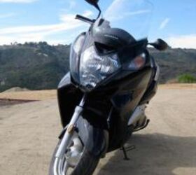 2011年本田银翼abs审查摩托车com,慷慨的固定挡风玻璃提供了充足的保护