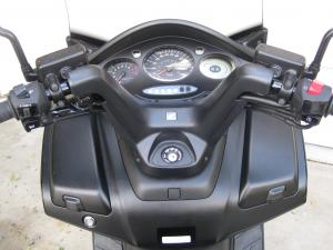 2011 honda silver wing abs review motorcycle com, The Silver Wing s controls and dials offer no frills but are easily read and used The bars offer a comfortable riding position that still offers good control
