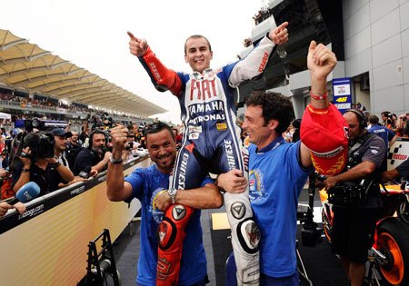 motogp 2010 phillip island preview, For a moment Jorge Lorenzo considered racing the remaining rounds riding the shoulder of these two guys