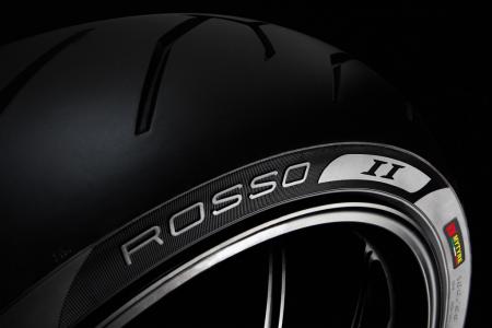 pirelli diablo rosso ii review, The rear Diablo Rosso II uses a grippier compound at its edges than the more durable compound in its center The shoulders of the rear Rosso IIs are without grooves to deliver sure footed feedback and traction at high lean angles