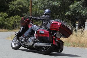2011 harley davidson cvo road glide ultra review motorcycle com, Although the Road Glide Ultra is ponderous at low speeds it can carve up a twisty road at a fair pace Harley says it can be leaned over to the right up to 33 degrees