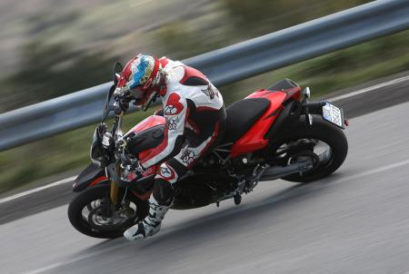 2012 aprilia dorsoduro 1200 review motorcycle com, While our European correspondent Tor Sagen enjoys sticking his leg out he reports the Dorso can just as well be ridden as a sportbike