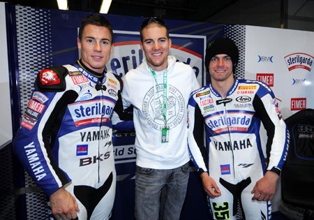 wsbk 2010 monza results, Yamaha Sterilgarda s James Toseland left and Cal Crutchlow right got a visit from 2009 WSBK Champion Ben Spies