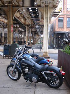 motorcycle com, Under the L in Chicago