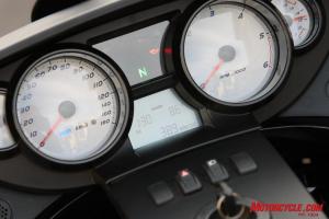2010 victory vision 8 ball review motorcycle com, Clean and classic styling in the dash includes an analog speedo and tachometer plus the more up to date digital details in the LCD portion