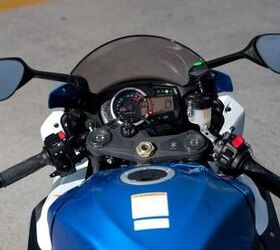 2012年铃木gsx r1000回顾视频摩托车com,驾驶舱有很多按钮和显示但没有牵引力控制系统包括设置