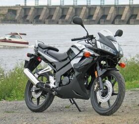 2010 honda cbr125r review motorcycle com, Sporty CBR styling runs throughout the little Honda it s just scaled down a bit