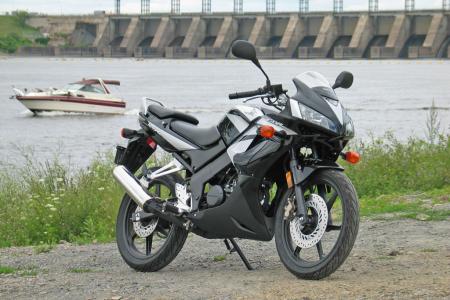 2010 honda cbr125r review motorcycle com, Sporty CBR styling runs throughout the little Honda it s just scaled down a bit