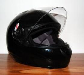 摩托车初学者购买骑齿轮,我等待我的乔火箭RKT 201到我不得不拿起另一个头盔使用的骑术学校头盔通常不退还,但从来没有一个坏主意有盖子方便