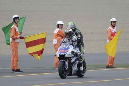 motogp 2012 motegi results, Jorge Lorenzo gave Cal Crutchlow a lift after the Tech3 rider ran out of fuel battling Alvaro Bautista for the final podium position