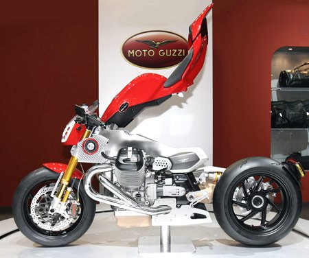moto guzzi v12 concepts win design award, The Moto Guzzi V12 LM has a flip open top