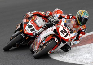 wsbk haga scores double in vallelunga, Troy Bayliss right and Noriyuki Haga battled for the lead throughout race two