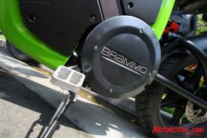 2010 electric motorcycle shootout motorcycle com, Brammo s motor is compact and concealed by this cover Note extra wide platform footpegs