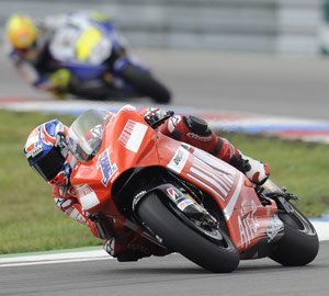 rossi outlasts stoner at brno, Rossi would have remained just a blur behind Casey Stoner if it weren t for a spill on lap 7
