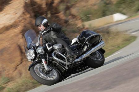 2013 moto guzzi california 1400 touring ambassador review motorcycle com, Heat radiating from the California 1400 s big air cooled cylinders may be a source of discomfort when riding in hot summer temperatures