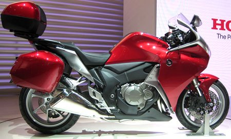 2009 tokyo motor show report, This is the first pic of the new VFR1200F with its accessory luggage