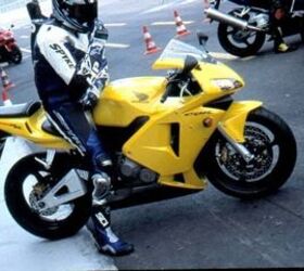 2003 cbr 600 track test motorcycle com, Our man in Italy Yossef Schvetz getting some Honda luvin sigh