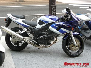 motorcycling in tokyo, Bet you never knew that an SV400 even existed Shame that the wonderful color scheme never made it outside of Japan on the SV650