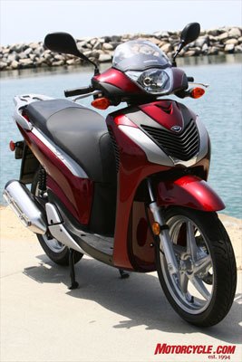 2010 honda sh150i review motorcycle com, With a 30 9 seat height and 302 pound curb weight the 150i is light enough for any age rider