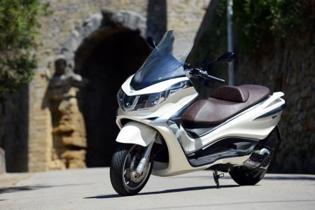 2012 piaggio x10 500 executive review motorcycle com, Piaggio s new X10 500 Executive touring scooter is a technological marvel