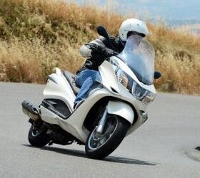 2012 piaggio x10 500 executive review motorcycle com, Piaggio calls the X10 500 Executive a moving living room We think that s an apt description