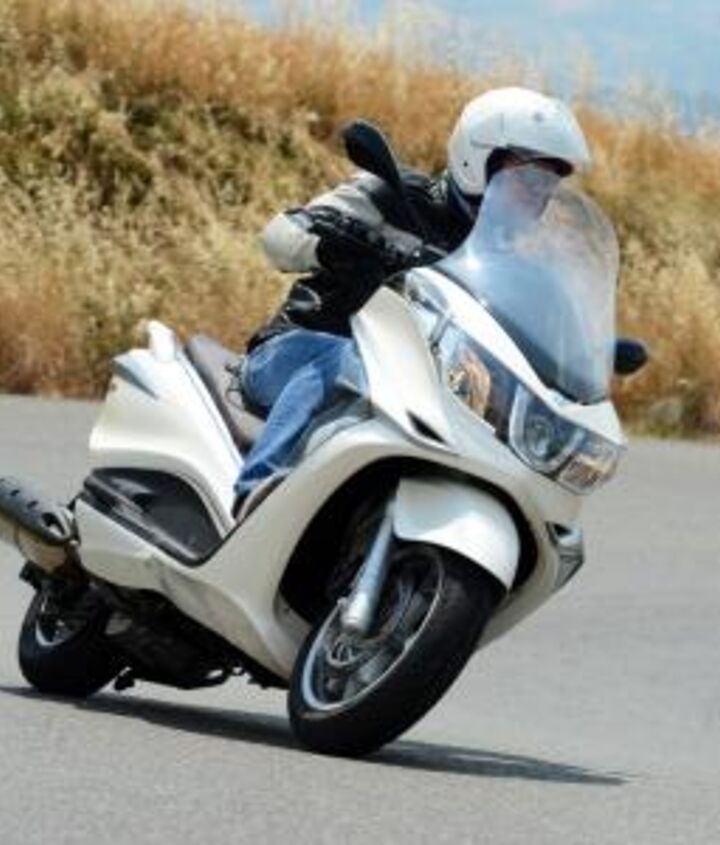 2012 piaggio x10 500 executive review motorcycle com, Piaggio calls the X10 500 Executive a moving living room We think that s an apt description