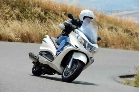 2012 piaggio x10 500 executive review motorcycle com, Piaggio calls the X10 500 Executive a moving living room We think that s an apt description