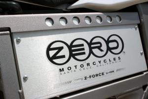 2011 zero xu review video motorcycle com, At roughly half the size and output of the flagship Zero S the XU s battery may run out of power faster but it s easily replaceable