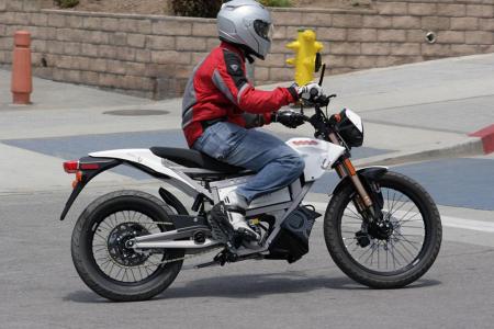2011 zero xu review video motorcycle com, Don t expect neck pulling torque but there s enough power to scoot along at 50 mph