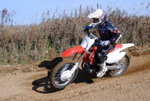 2013 honda crf450r review motorcycle com, The 2013 CRF450R retains its superior cornering ability while smoothing out the harshness of the front end