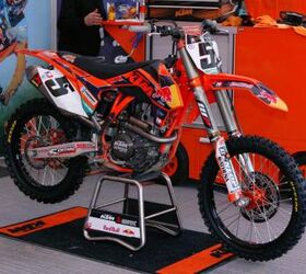 inside the 2013 supercross works bikes motorcycle com, Ryan Dungey s KTM 450SX is using the latest developments in air shock technology for 2013 The use of air instead of a metal coil spring for suspension systems has been advanced by the Kayaba Pneumatic Spring Fork in the 2013 Honda CRF450R and 2013 Kawasaki KX450F