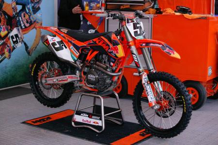 inside the 2013 supercross works bikes motorcycle com, Ryan Dungey s KTM 450SX is using the latest developments in air shock technology for 2013 The use of air instead of a metal coil spring for suspension systems has been advanced by the Kayaba Pneumatic Spring Fork in the 2013 Honda CRF450R and 2013 Kawasaki KX450F
