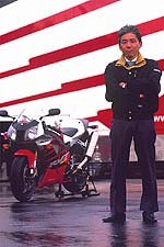first ride 2000 honda rc 51 motorcycle com, RC51 Large Project Leader Naoyuki Saito standing beside his creation