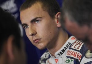 lorenzo in cast for ten days, Fiat Yamaha s Jorge Lorenzo has had more than his share of injuries this season