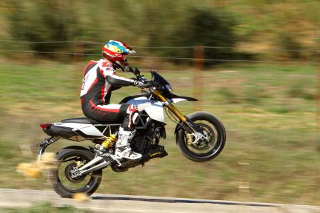 2011 aprilia dorsoduro 1200 review first impressions motorcycle com