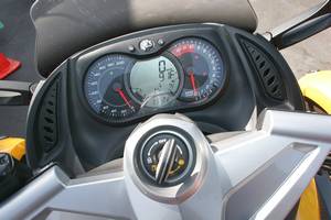 2008 can am spyder test motorcycle com, Hmmm looks like a bike Note the reverse sweep tachometer