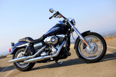 2012 harley davidson dyna super glide custom review motorcycle com, The Super Glide Custom embodies all the elemental qualities that make a Harley Davidson the most recognizable cruiser brand the world over