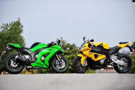 2011 kawasaki zx 10r vs 2011 bmw s1000rr shootout track motorcycle com, Up until now the Japanese have been conservative when it comes to electronics Kawasaki is the first to break the mold with true traction control We see if the all new ZX 10R can bring the fight to the gold standard BMW S1000RR