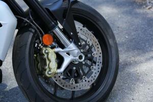 2013 mv agusta brutale 800 review motorcycle com, The Brutale s two piece Brembo front calipers perform excellent on the streets with a smother initial engagement than typical monoblocs