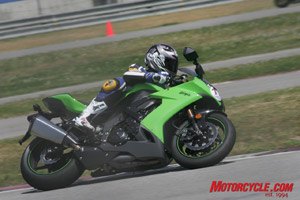2008 literbike shootout zx 10r vs cbr1000rr vs gsx r1000 vs yzf r1 motorcycle com, Steve Speed Kelly was in love with the new Ninja Who can blame him