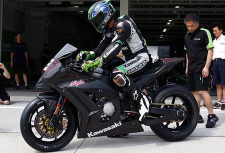 2011 kawasaki zx 10r preview motorcycle com, The left side profile shows a longer swingarm that has a beefy looking brace Note how the nose fairing stretches forward to punch a cleaner hole in the wind